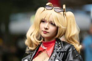 Cosplayer in anime-inspired outfit at outdoor cosplay event in San José.